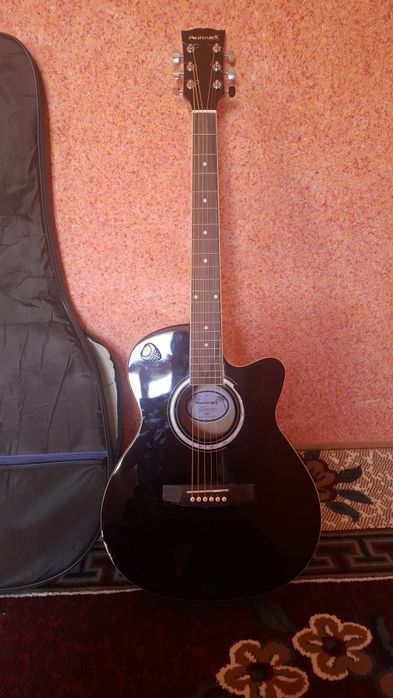 Akustik gitara sotiladi kelishamiz