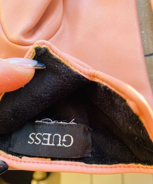 Нови ръкавици в бледо розово на Guess