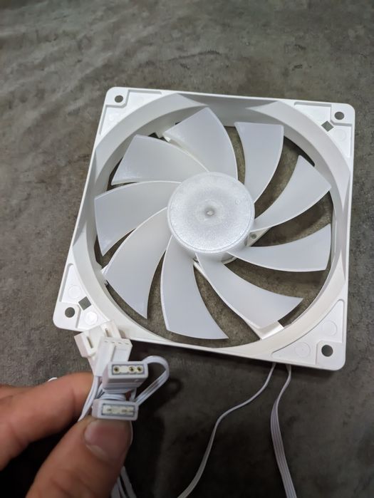Продам вентилятор 120мм argb 4pin