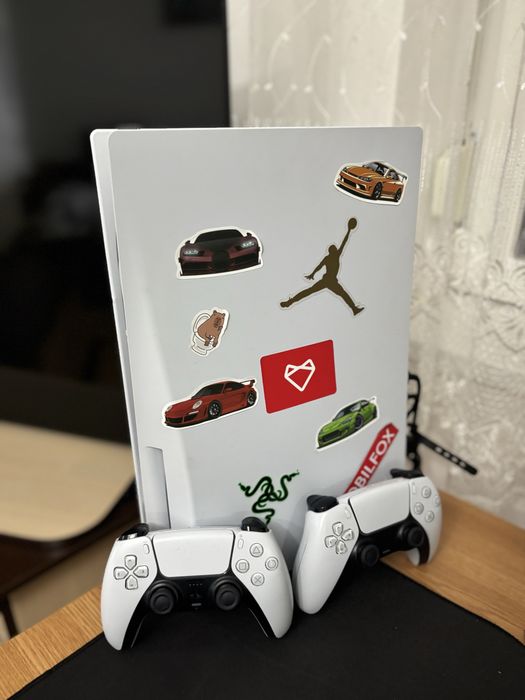 PS5+2 controlere cu husa pentru protectie si jocul god of war ragnarok