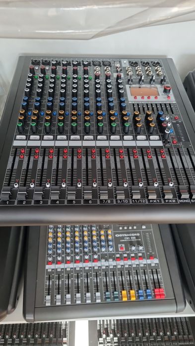 Активный микшерный пульт.