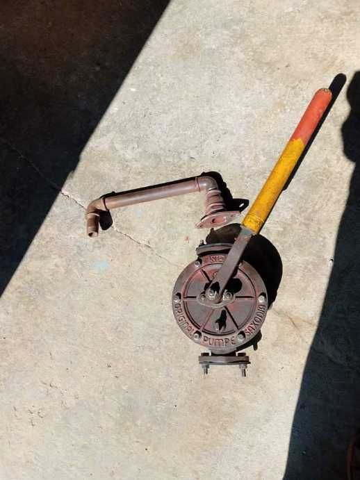 Vând pompă apă manuală