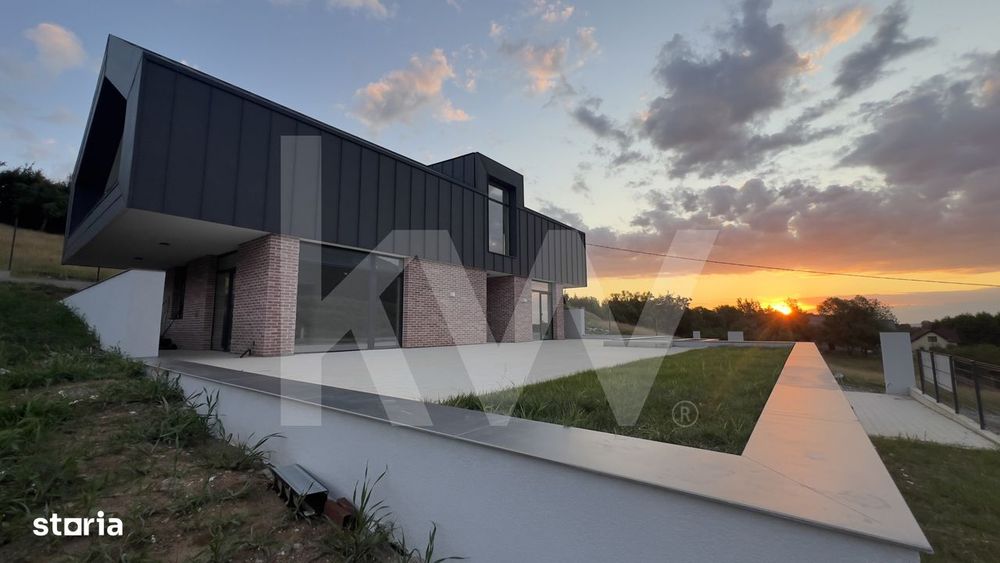 Casa arhitectura moderna cu panorama spre Muntii Fagaras si Cetatea Ci