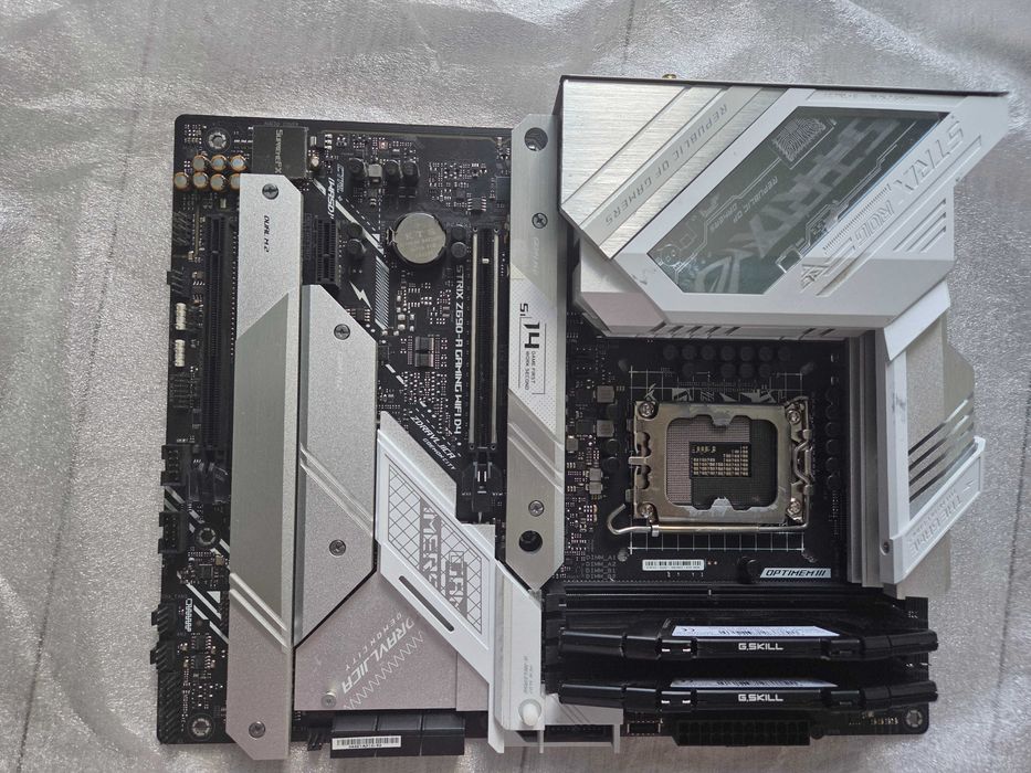 Placa baza Asus ROG STRIX Z690-A GAMING WIFI  D4 +32 GB DDR4 Ram