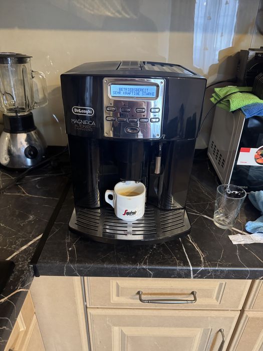 Vand expresoare de cafea delonghi  .
