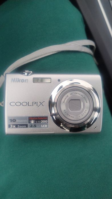 Aparat Foto Compact Nikon Coolpix S220 – Argintiu, Design Slim & Elegant
