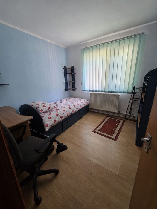 Vand apartament 3 camere,. decomandat ,foarte spatios