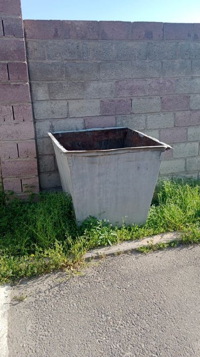 Мусорный бак контейнер