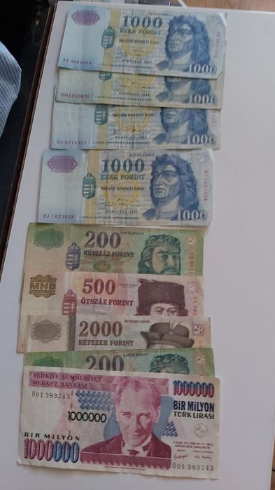 Vând bacnote vechi în stare bună, colecția este alcătuită din mai mult
