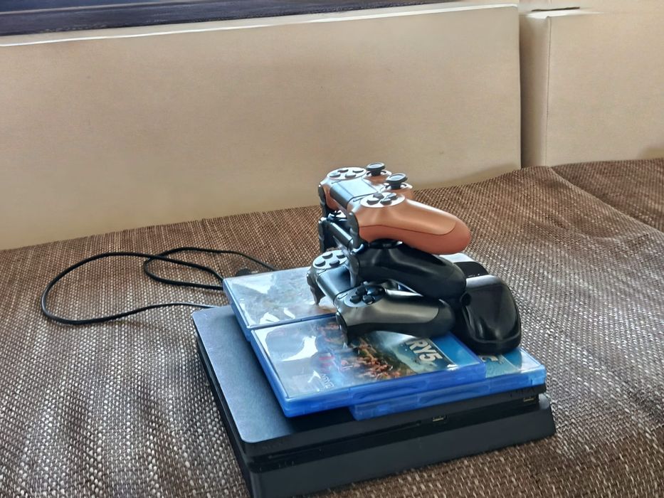 Play station 4 cu câteva jocuri