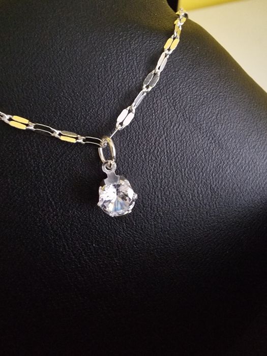 Lănțișor din argint 925 cu cristal strălucitor.