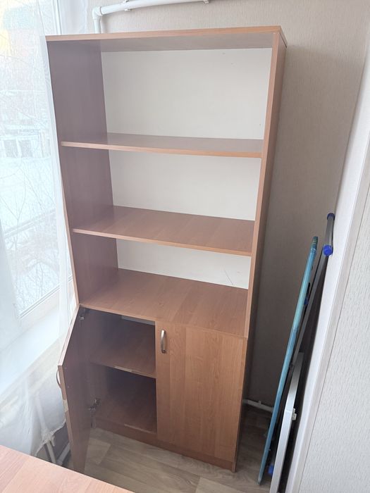 Продается шкаф книжный