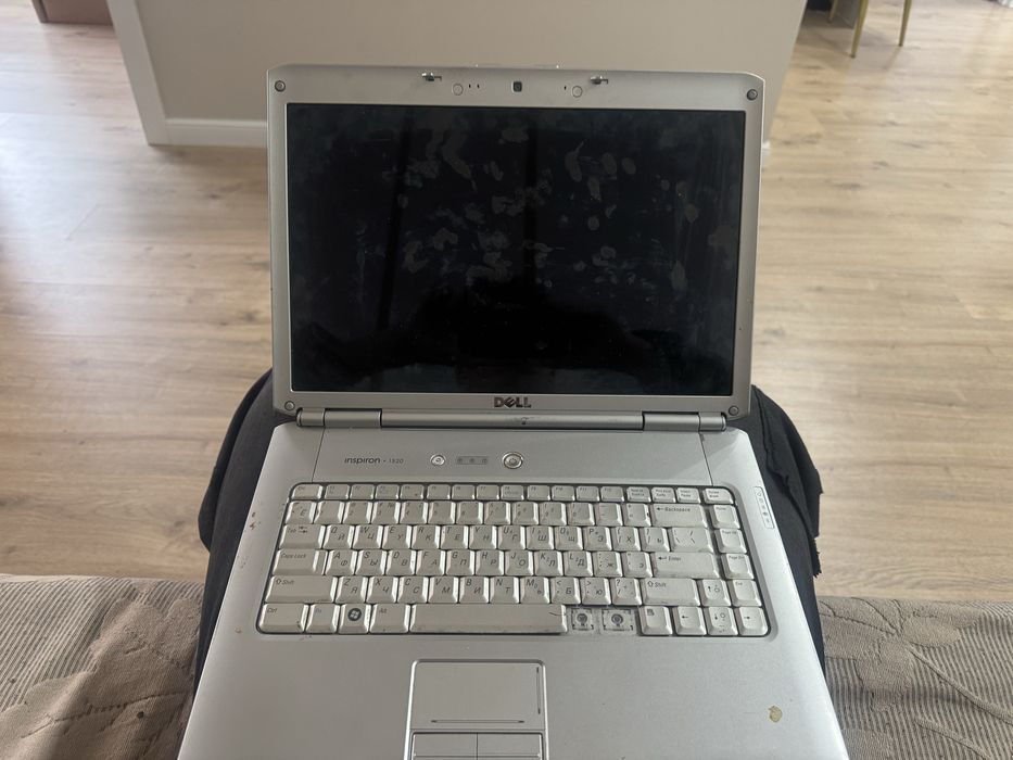 Ноутбк ноутбуки  и монитор старые нерабочие на запчасти