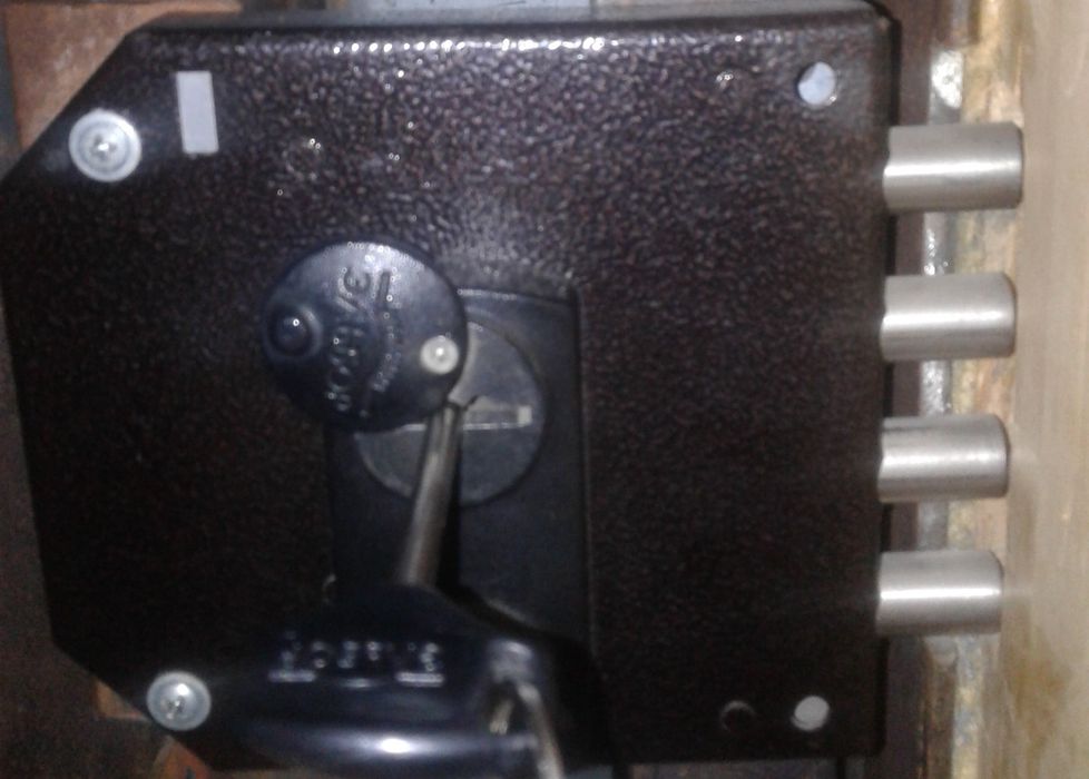 Замок накладкой.