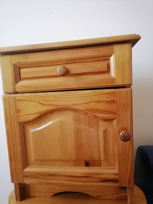 Дървени единични легла с нощни шкафчета