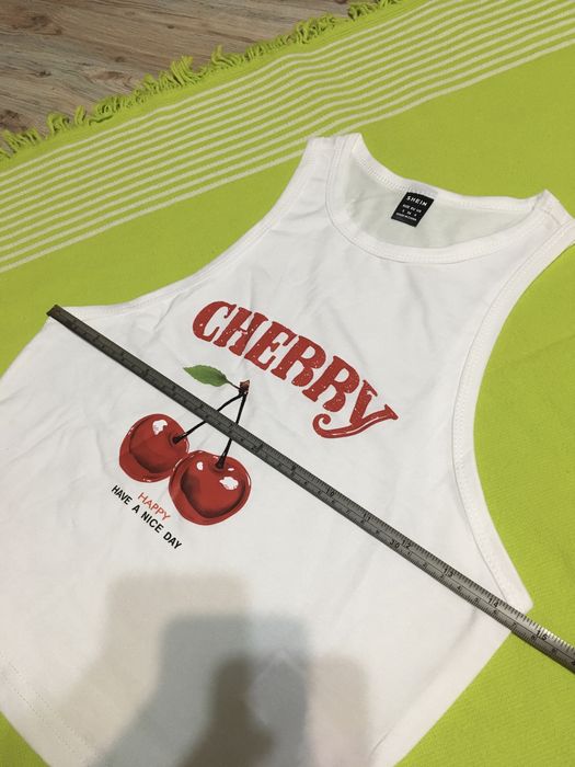 Top scurt cu cirese