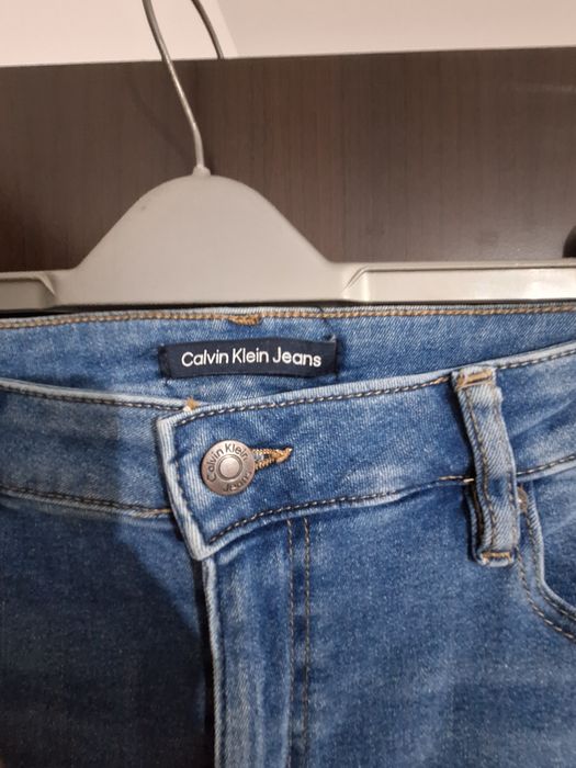 Blugi noi Calvin Klein pentru damă