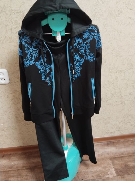 Продам спортивный костюм