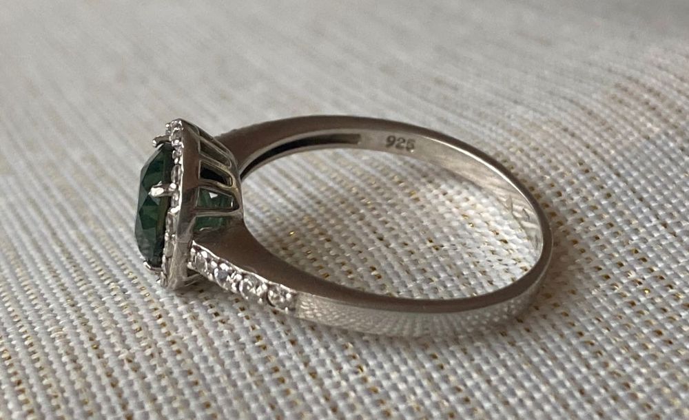 Inel argint 925 cu piatră verde și zirconii (stil halo) – elegant