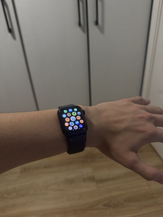 Apple Watch Se 3 в идеальном состоянии.