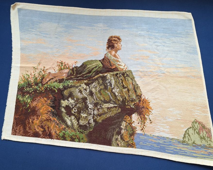 Гоблени момичето на скалата и недопитата чаша