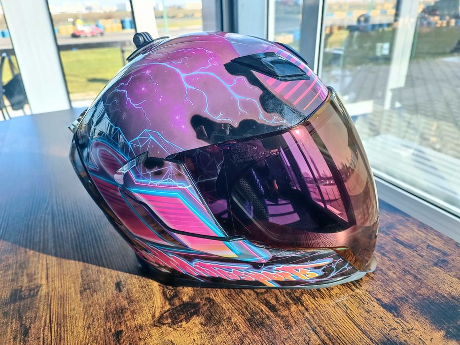 Cască Moto Icon Airflite Synthwave – Design Retro/Neon – Ca Nouă