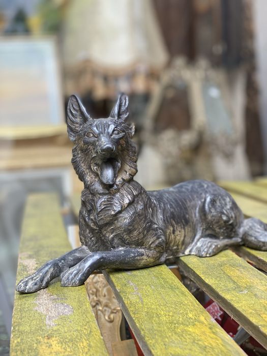 Бронзова статуетка на куче