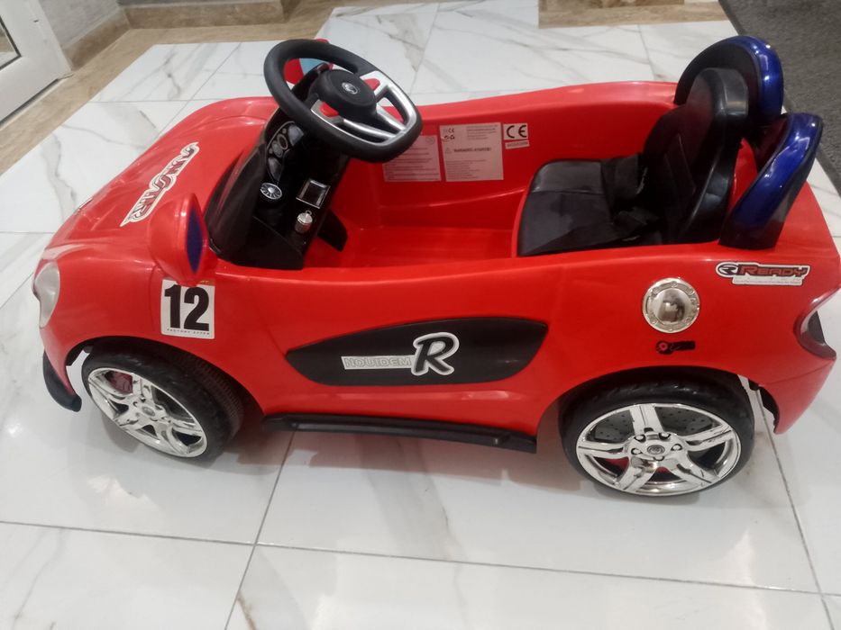 Червена акумулаторна кола