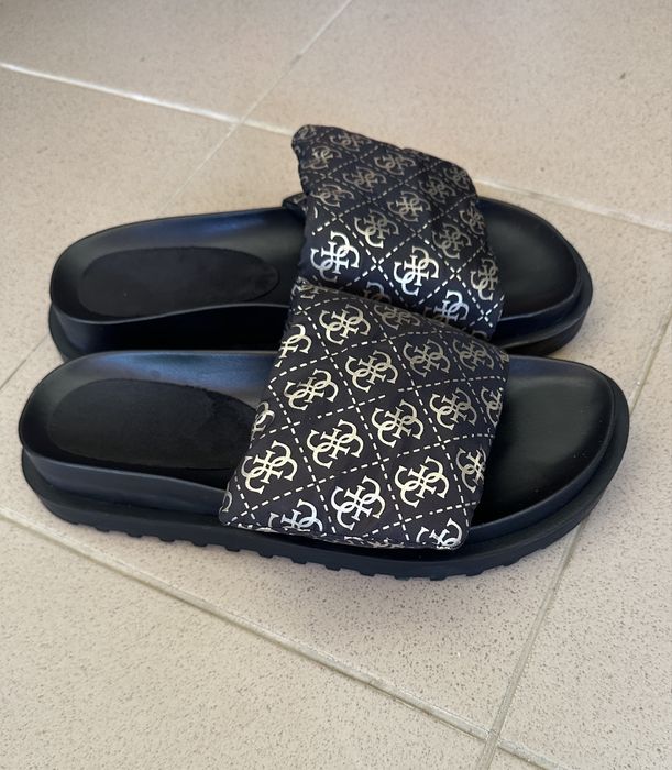 Чехли на марката Guess