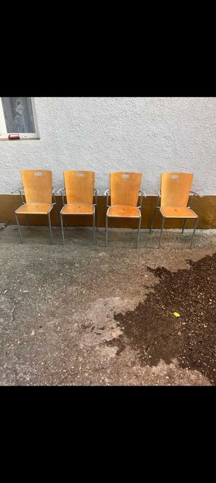 Vand mai multe scaune stivuibile, in stare foarte buna