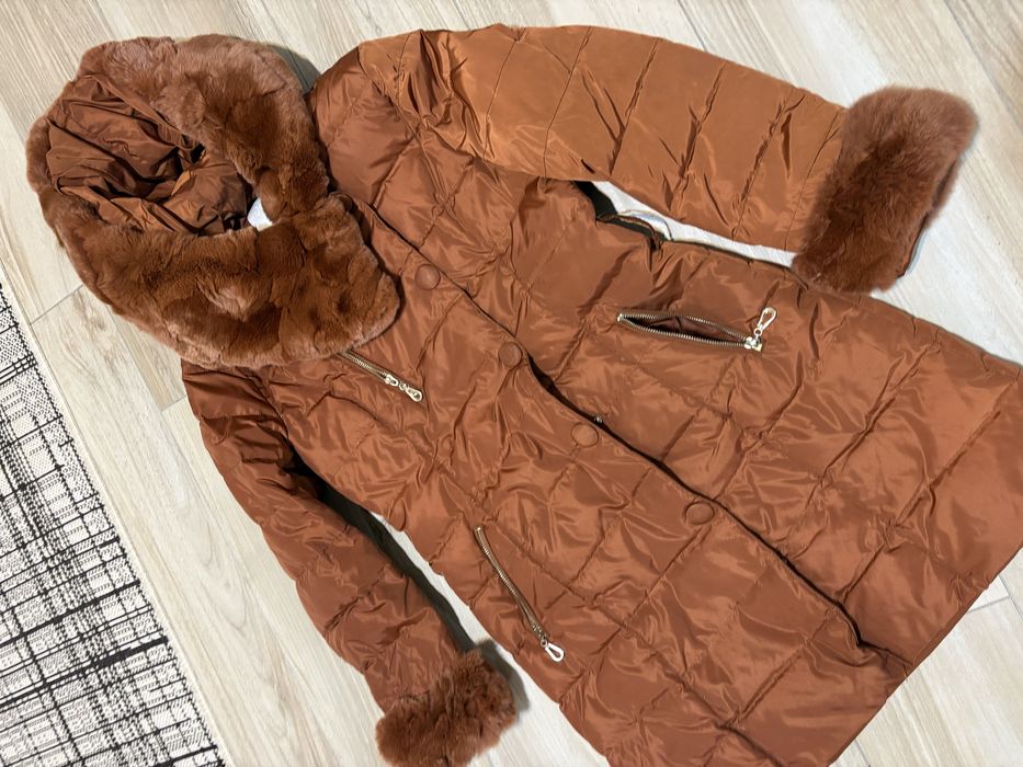 Geaca dama , ii lipseste cordonul din talie