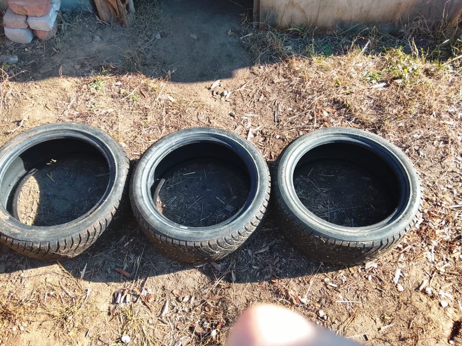 Продам шины зимние 215—45—17