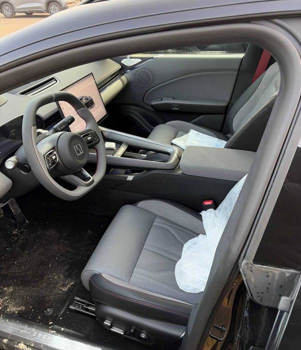 Продаётся автомобиль "Zeekr 007".