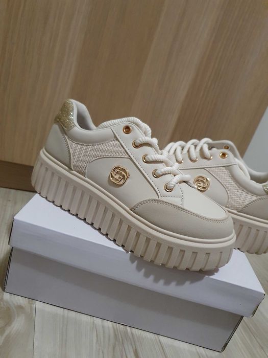 Дамски бежови кецове