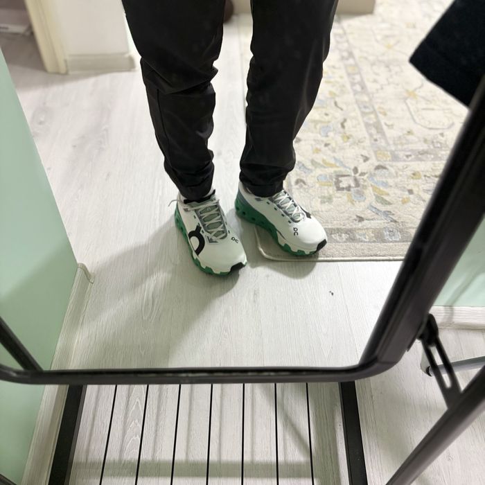 Продам новые on кроссовки cloudmonster hyper