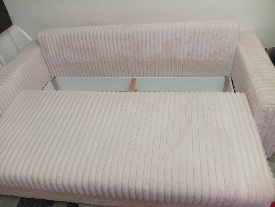 Vând canapea extensibila.