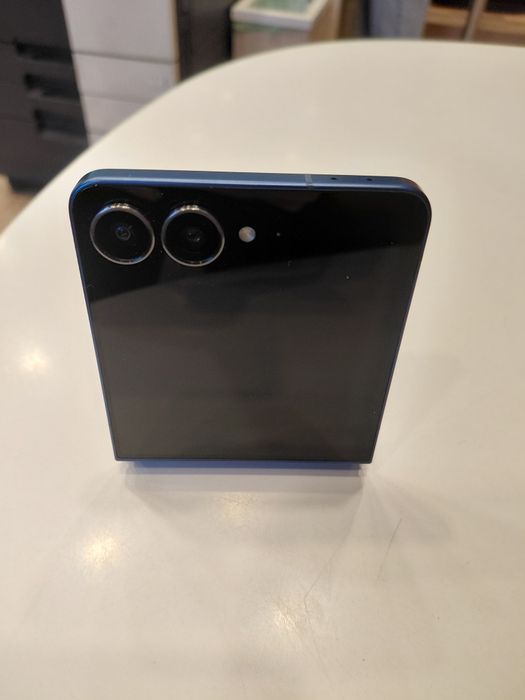 Samsung Z Flip 7,nou ,nefolosit. 3000 ron