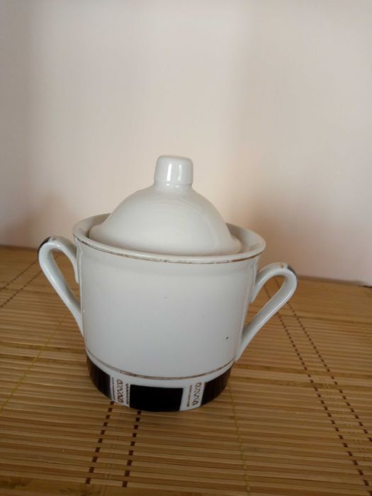 Сахарница, поднос и старая посуда за все 20 тыс сумов