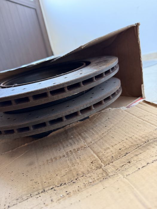 Дупчени задни дискове Brembo за BMW E9x