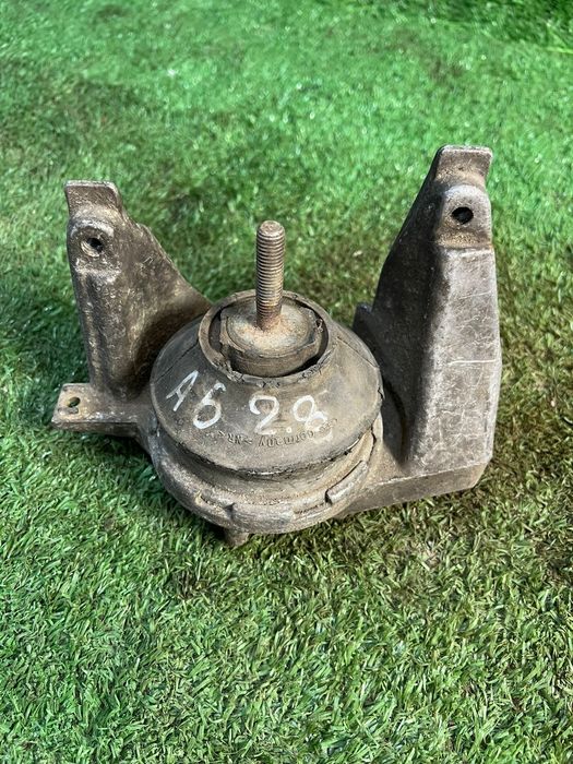 Подушка опора двигателя правая Ауди 2.6 А6 100 С4 2.8 Audi A6 C4