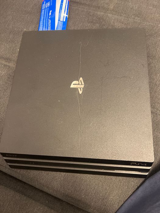 PlayStation 4 Pro 1TB (Model SILENȚIOS CUH-7116B) + Controller DualShock 4