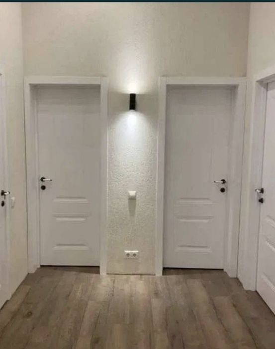 Обои , кафель , ламинат, двери.