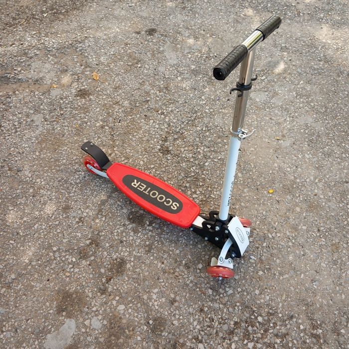 Детски   скутер                 .