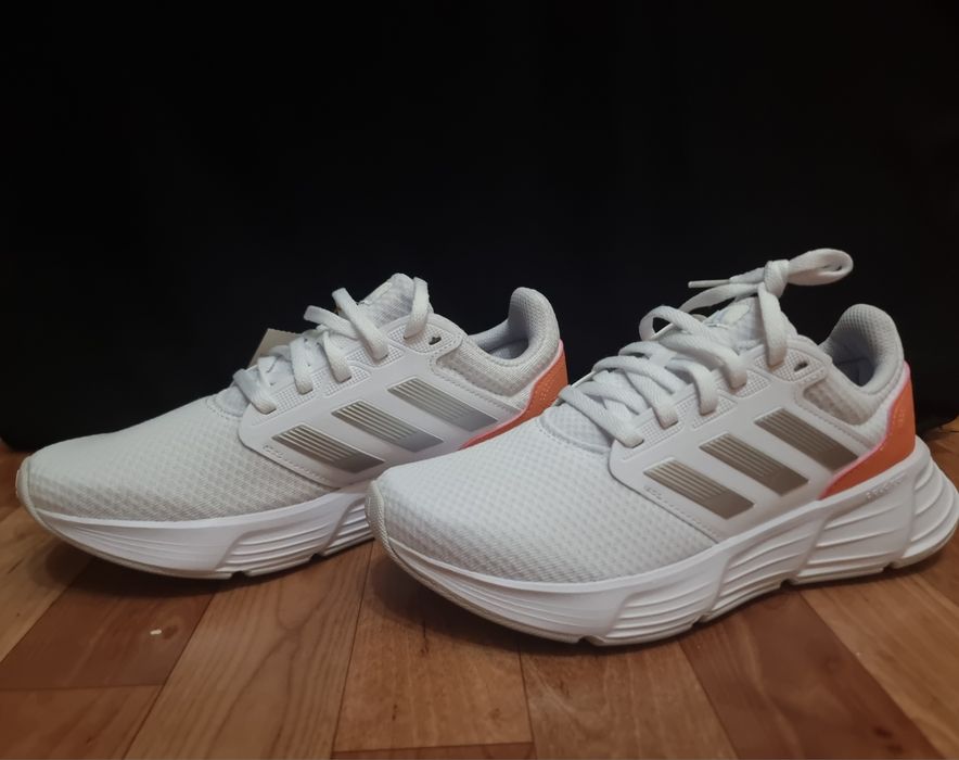 Кроссовки adidas былого цвета