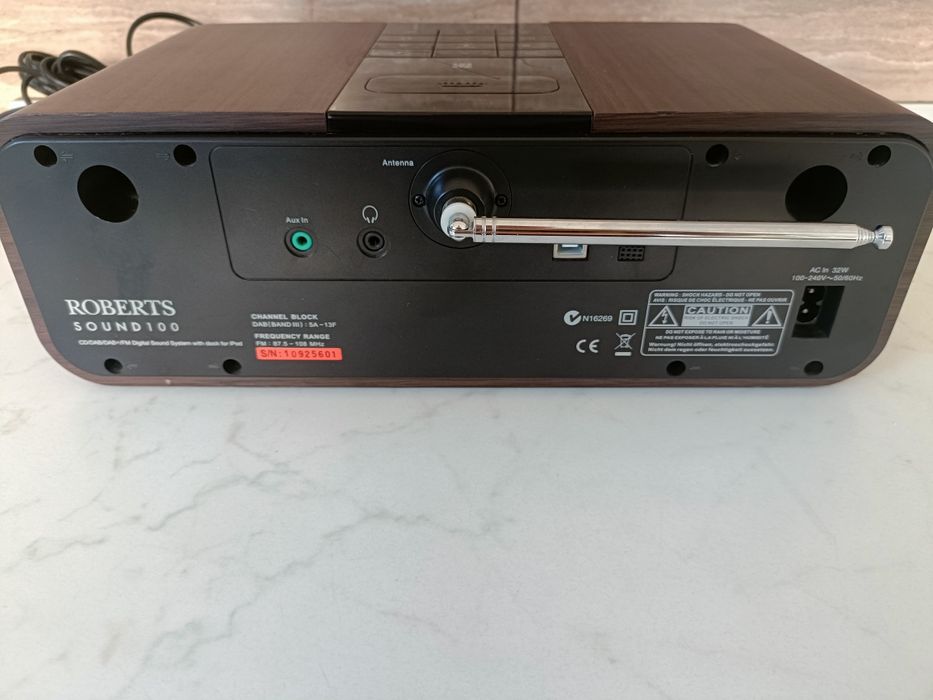Roberts Sound 100, radio FM, CD player, dock ipod, auxiliar in, USB