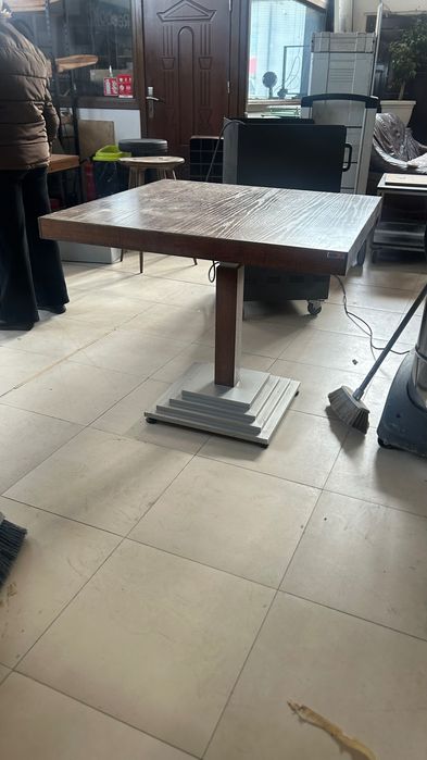 Дървена маса с метална основа