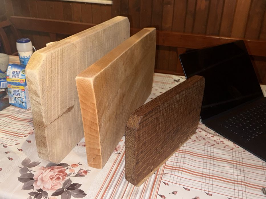 Tocător confecționat manual din lemn masiv, rezistent și cu un design natural deosebit. Ideal pentru tăiere sau pentru servirea aperitivelor.