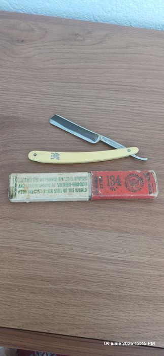 J.A. Henckels Solingen Zwillingswerk este fabricat în Germania și poartă renumitul logo cu gemeni.