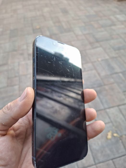 Iphone 13 fisurat pe spate