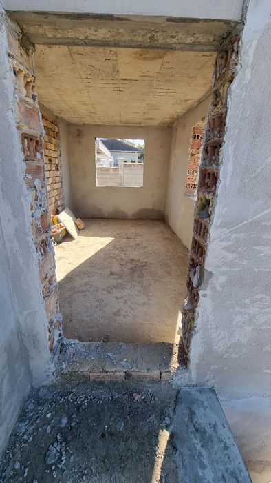 Продавам дворно място 558кв.м. с тухлена къща на 2 етажа